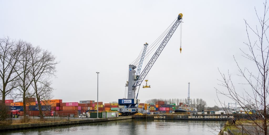 Levering van een nieuwe elektrische 125-tons Gottwald kraan bij Hutchison Ports in Willebroek