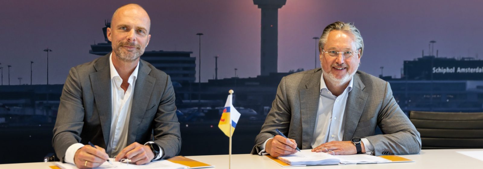 Robert Carsouw, CFO Schiphol, en Stephan Satijn, gedeputeerde economie Provincie Limburg