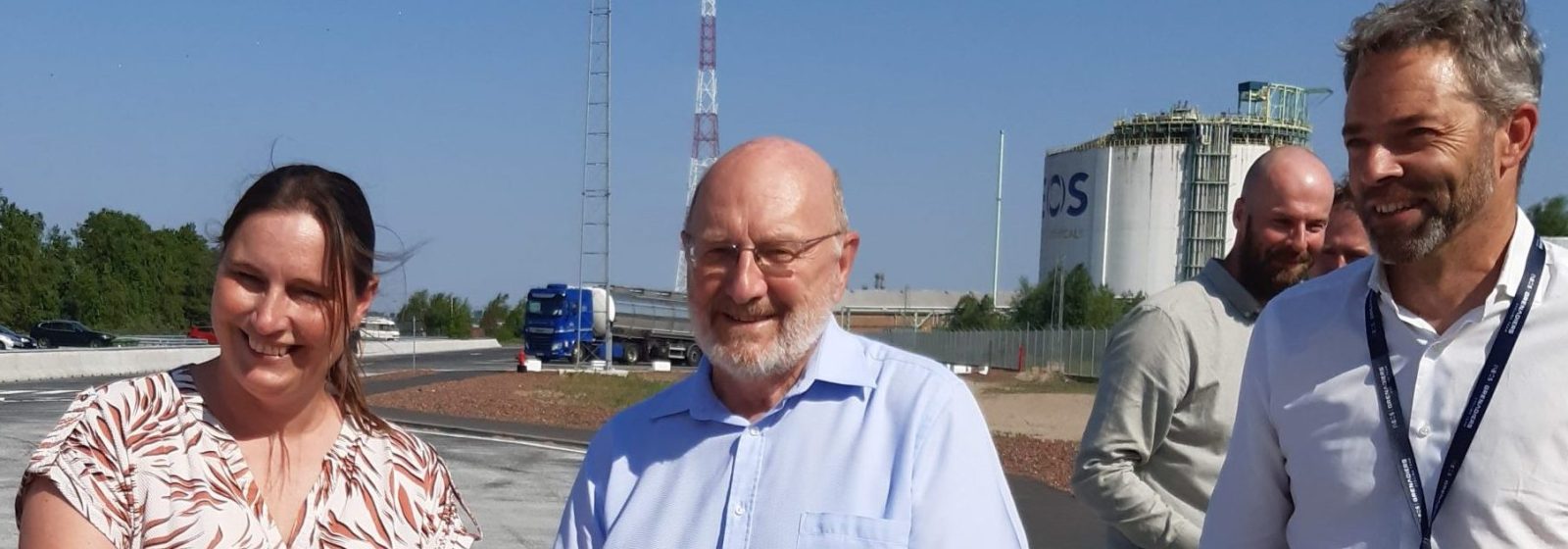 Pam De Wever, André Van de Vyver en Roel De Vil openen de nieuwe truckersfaciliteiten bij INEOS.