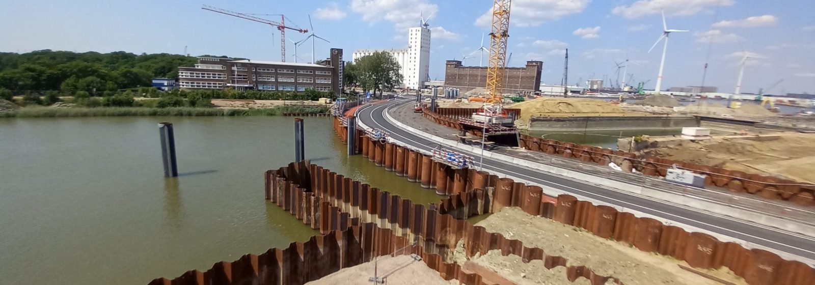 De tijdelijke weg over de kofferdam aan de Royerssluis