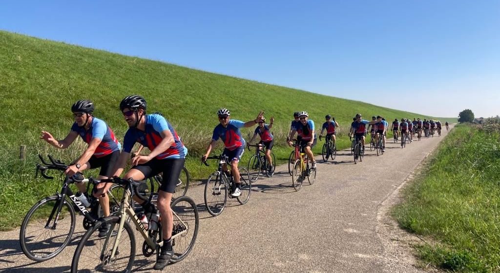 Collega's POAB fietsen van Antwerpen naar Zeebrugge