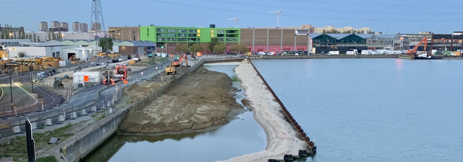 De betoncentrale van de Oosterweelwerken ter hoogte van het Straatsburgdok-Noordkaai