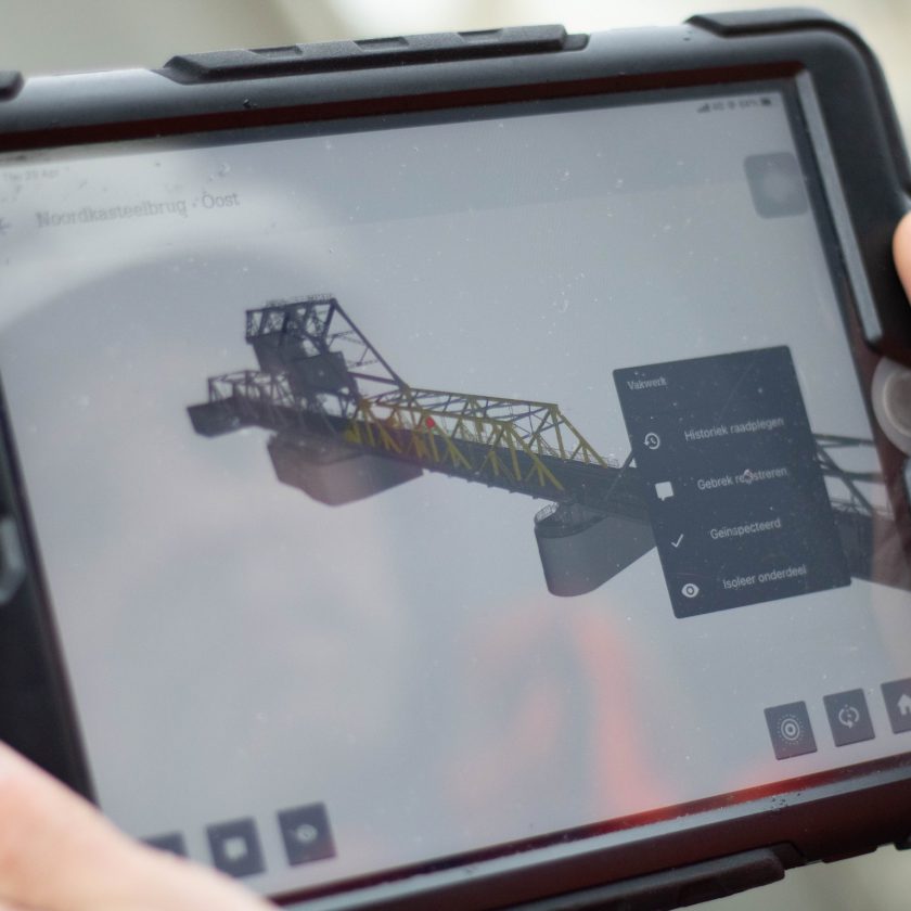 Inspectie van de Noordkasteelbrug met de digitale applicatie