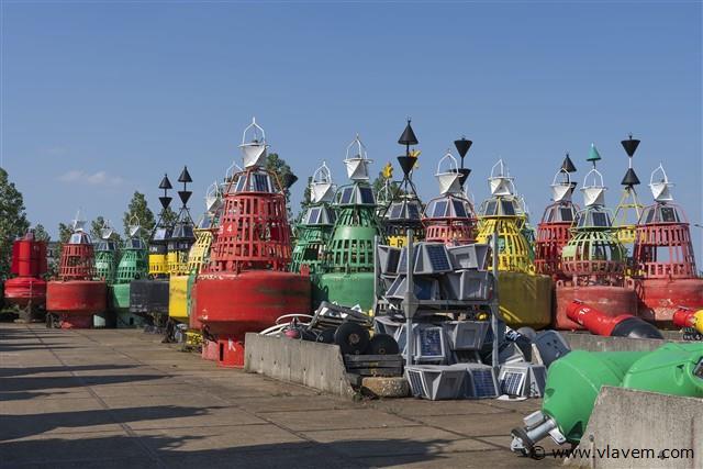 Oude stalen boeien die werden ingezet op de Westerschelde klaar voor verkoop