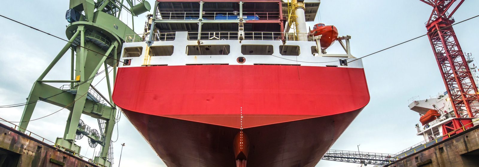 Schip in droogdok bij scheepswerf EDR Antwerp Shipyard