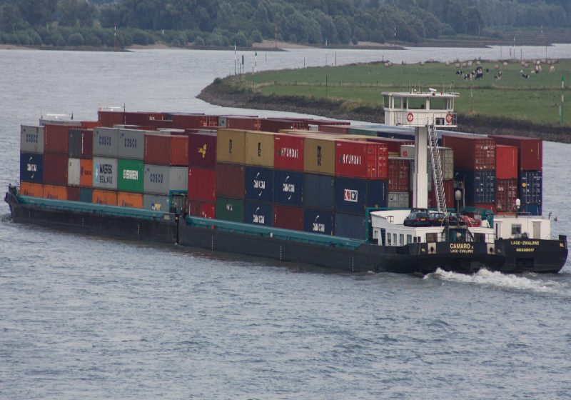 Een binnenvaartkonvooi van Dubbelman in Nederland