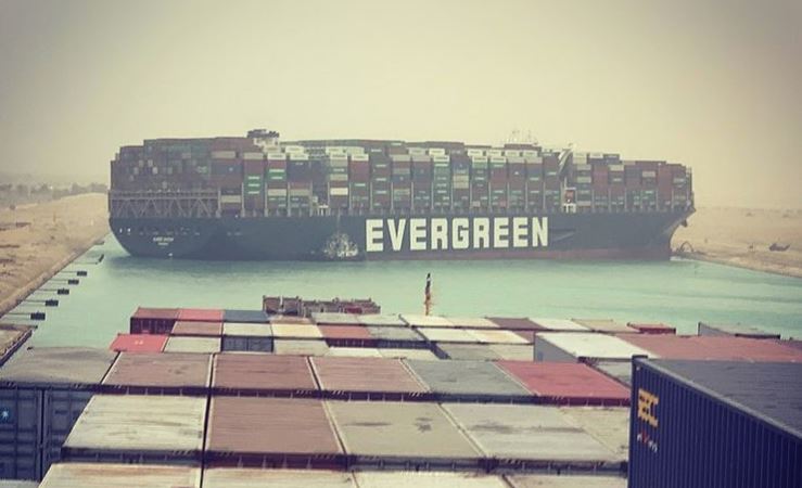 De 'Ever Given' (20.388 teu) blokkeert het Suezkanaal