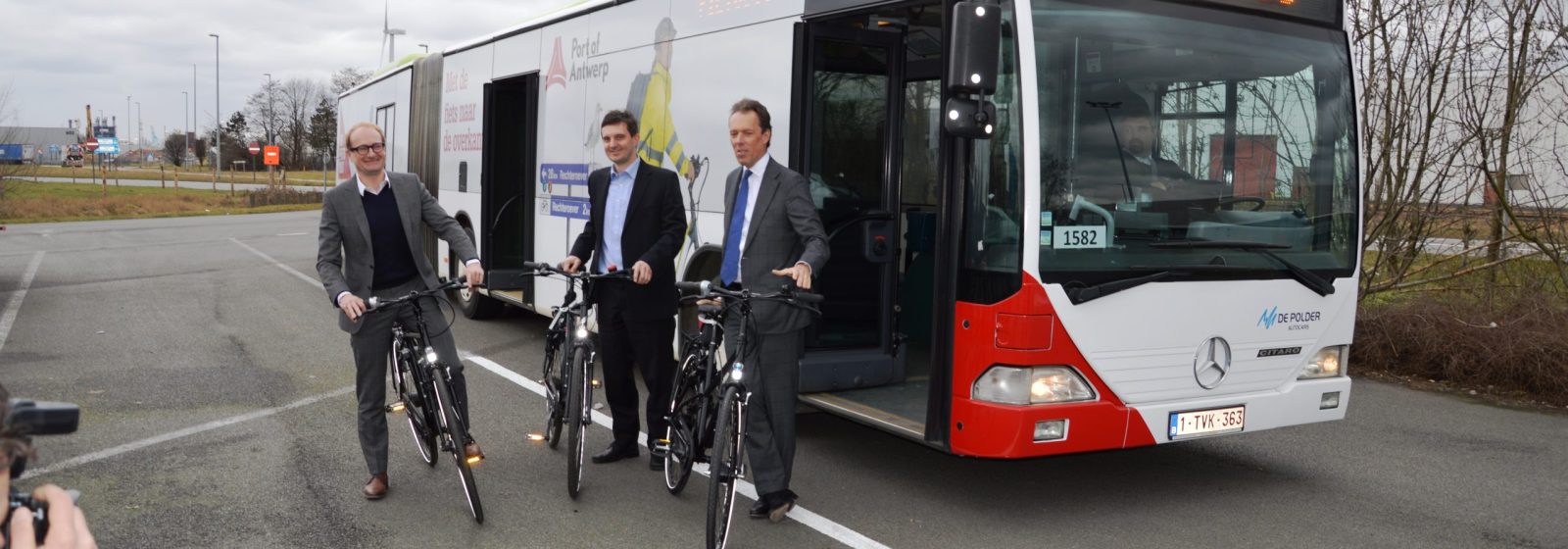 De fietsbus brengt pendelaars van en naar het havengebied.