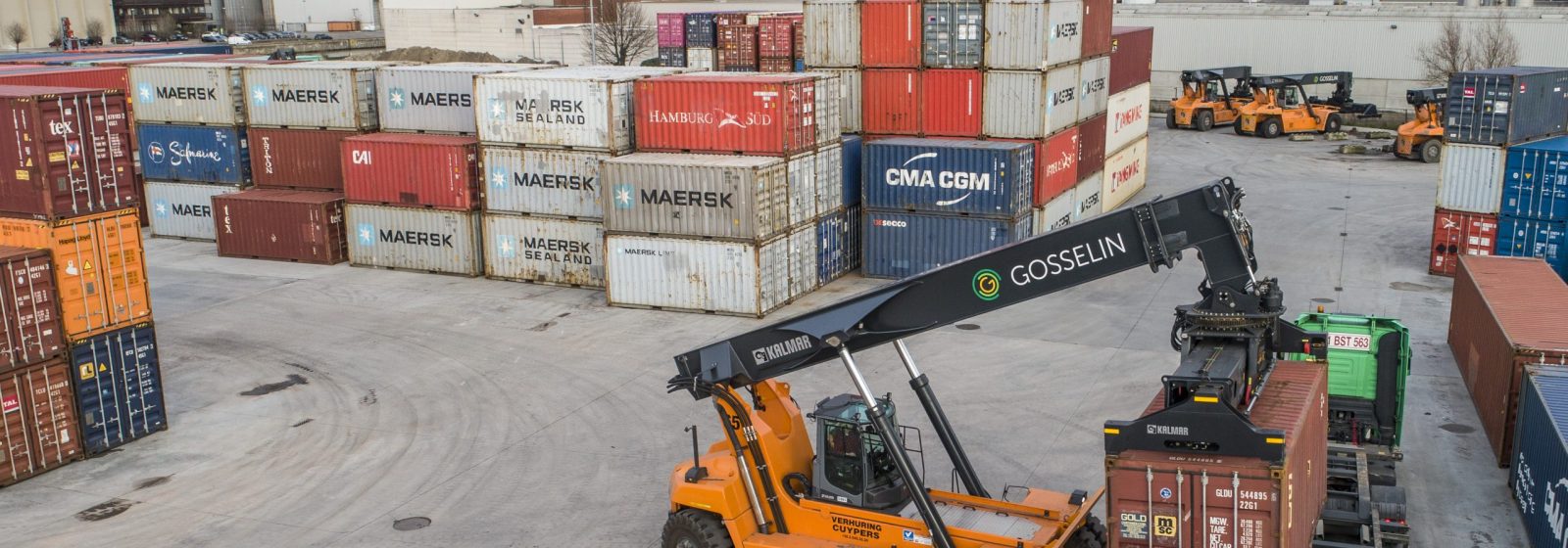 Nieuwe reachstacker op de Gosselin containerterminal in Deurne