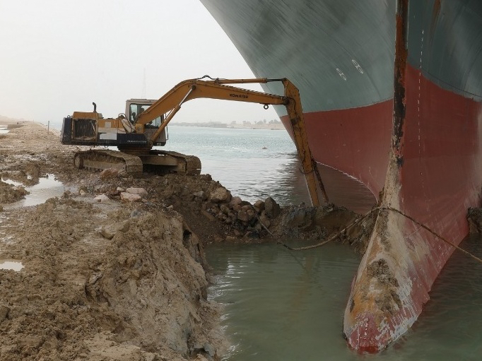 De 'man met de kleine graafmachine' bij containerreus 'Ever Given'