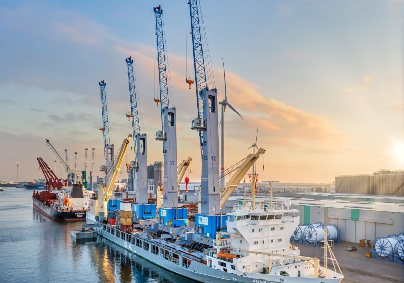 Zuidnatie zette vier volledig opgebouwde Konecranes Gottwald kranen aan boord van het heavy-liftschip ‘Annette’.