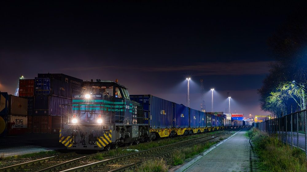 Locomotief van operator Lineas in Moerdijk