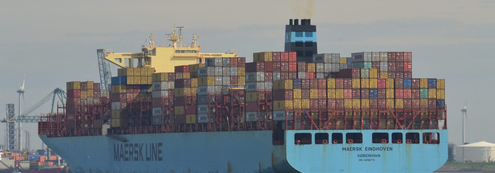 De 'Maersk Eindhoven' (13.568 teu) bij vertrek uit Antwerpen