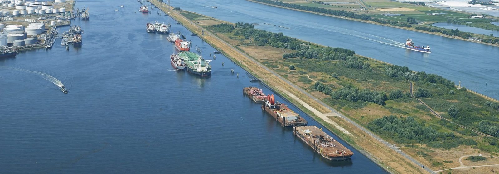 De extra afmeerpalen in de Rotterdamse haven komen naast bestaande in het Calandkanaal