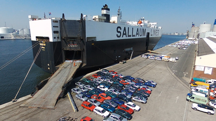 Een roroschip van Sallaum Lines aan de eigen terminal in het Zesde Havendok Antwerpen