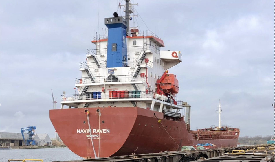 Cargoschip 'Navin Raven' aan de ketting in Sifferdok Gent