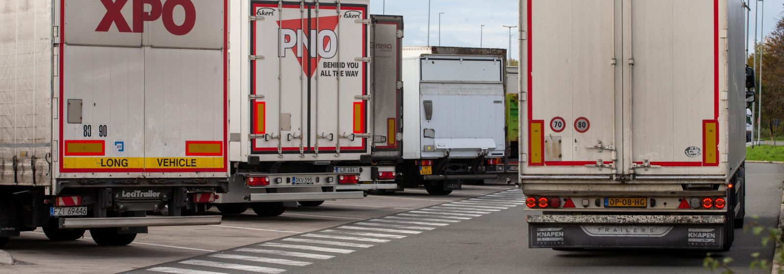 Opleggers op een snelwegparking