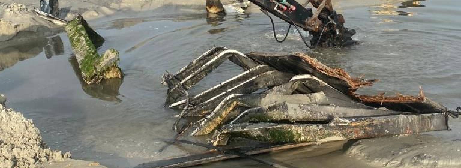 Nederlands bergingsbedrijf ruimt het laatste restant van de 'MSC Zoë' in de Waddenzee op