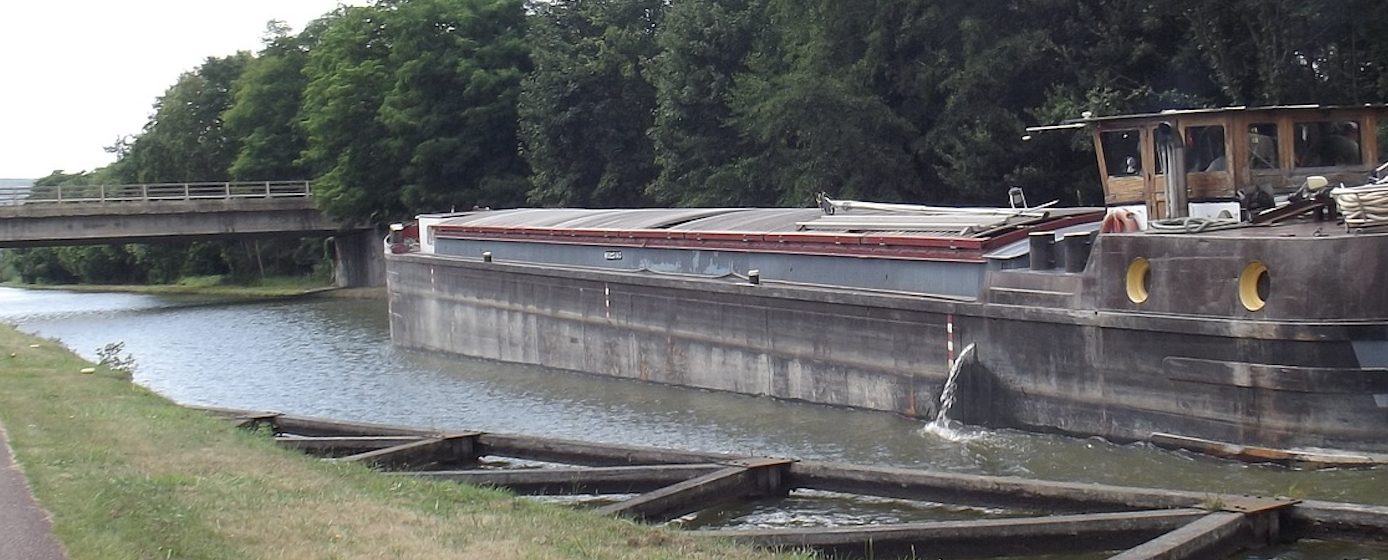 Binnenschip en brug