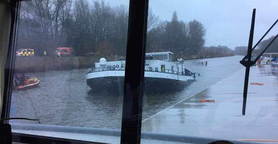 Binnenschip 'Jogo 4' is gezonken op de Schelde in Merelbeke.