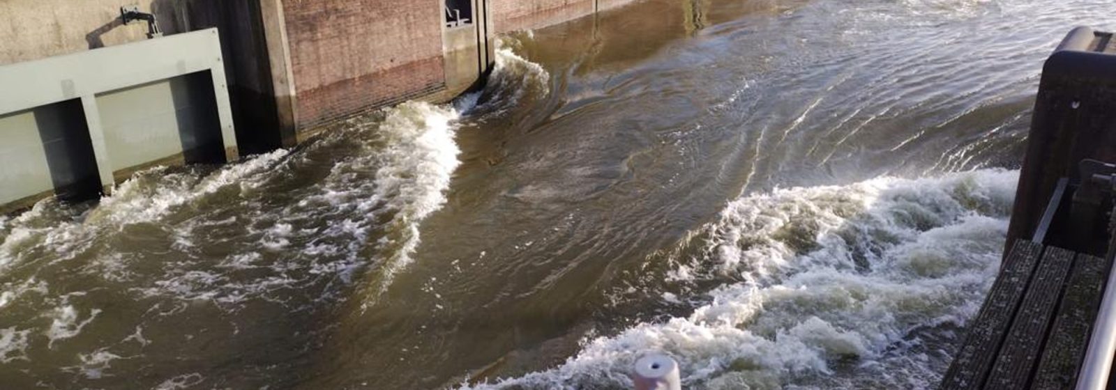 De spuisluis in het Oranjesluizencomplex is geopend om water af te voeren naar de Noordzee.