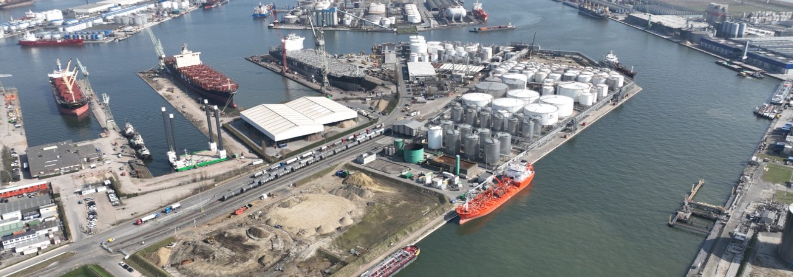 Terreinen van Vopak Terminal Eurotank (VTE) op de Antwerpse rechteroever