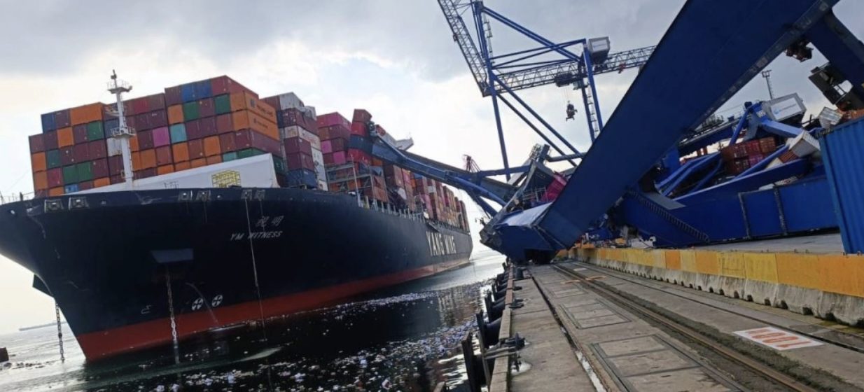 Containerschip doet drie kranen omvallen