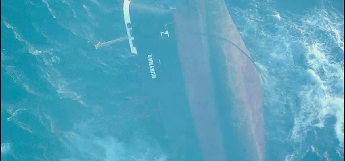 De 'Rubymar' ligt in ondiep water in de Rode Zee nabij Eritrea.