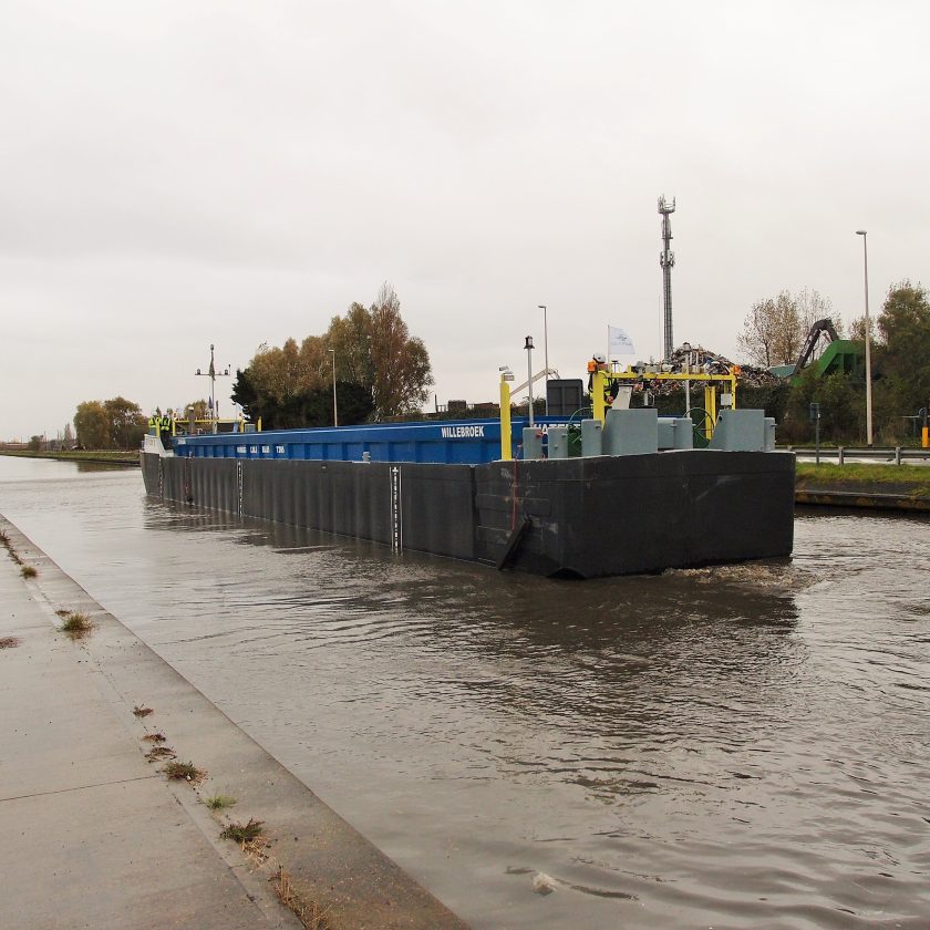 Watertruck op kanaal Oostende-Nieuwpoort (c) RJ