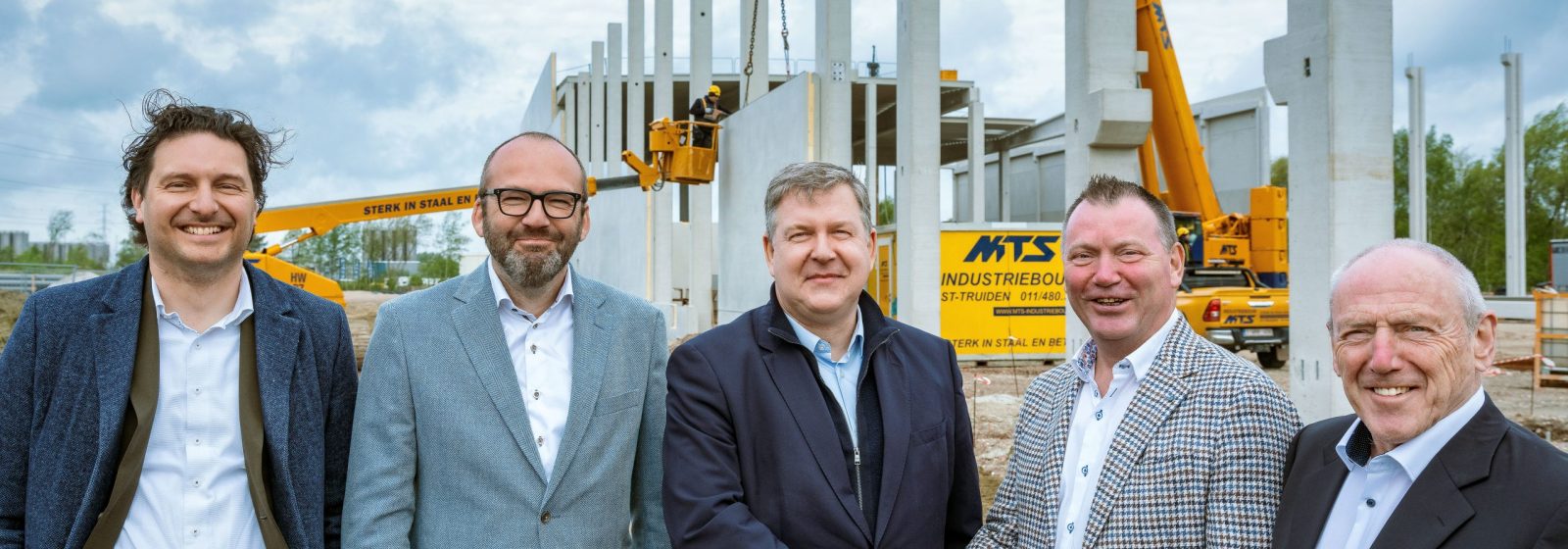 Roel Smets (tweede van rechts) op de werf van de Chemical Logistics Hub in Meerhout