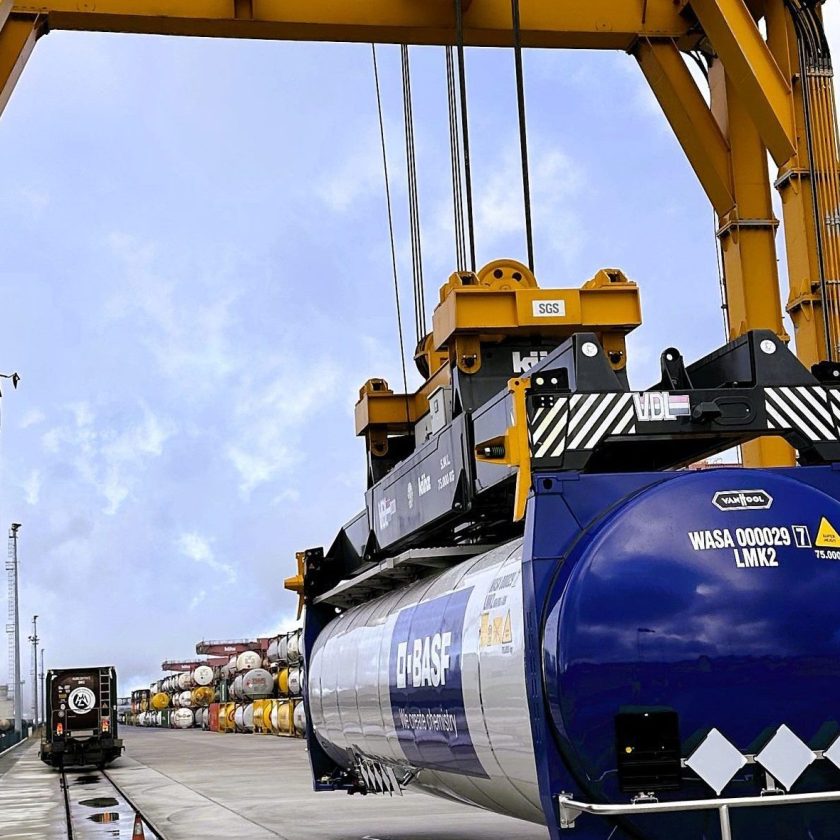 RTG-kraan voor de behandeling van units van 75 ton over het nieuwe spoor van 750 meter