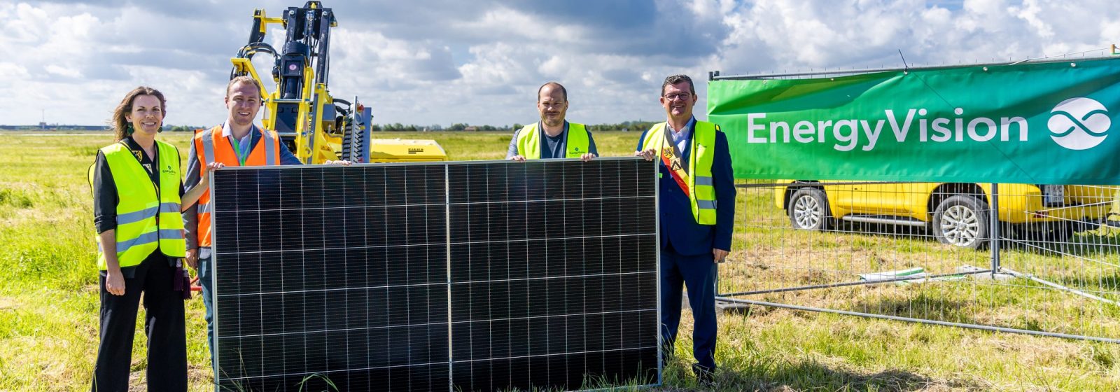 Schepen van Energie Silke Beiren, luchthavenwoordvoerder Tom Rutsaert, CEO van EnergyVision Maarten Michielssens en burgemeester Bart Tommelein.