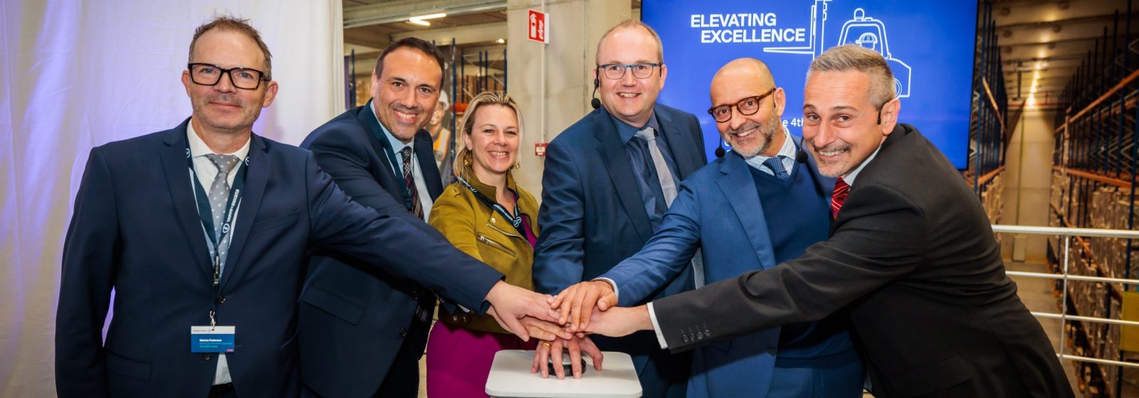 Met een symbolische druk op de knop is het nieuwe distributiecentrum van LEGO Groep en Kuehne+Nagel in Tessenderlo officieel geopend.