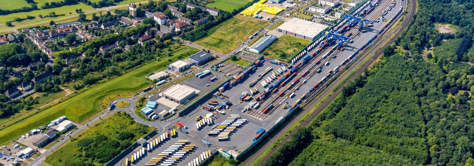 De gecombineerd-vervoerterminal op logport III in Duisburg