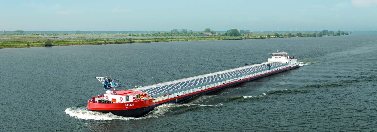 Het drogeladingschip 'Helios' van HGK Shipping ligt vol met zonnepanelen.