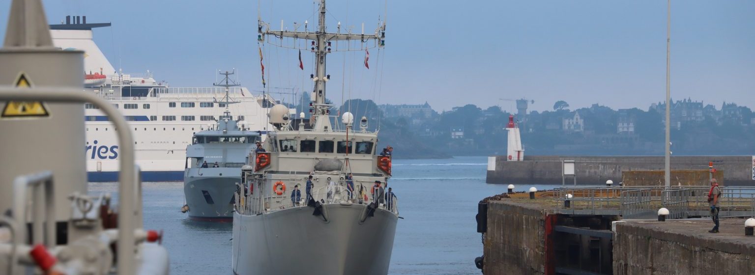 Konvooi Belgische Marine meert aan in Saint-Malo.