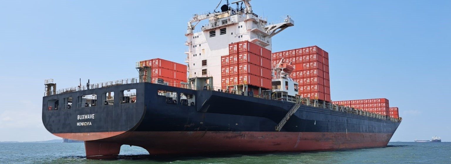 De 'Buxwave' (6.336 teu) bij de overdracht aan Messina in Singapore