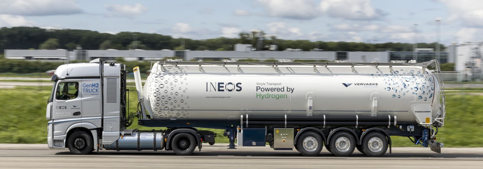 De Mercedes-Benz GenH2 van Daimler Truck wordt ingezet door Vervaeke voor INEOS.