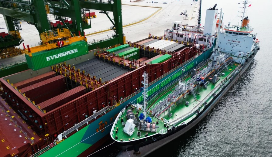 De 'ECO Maestro' bunkert groene methanol in Singapore.