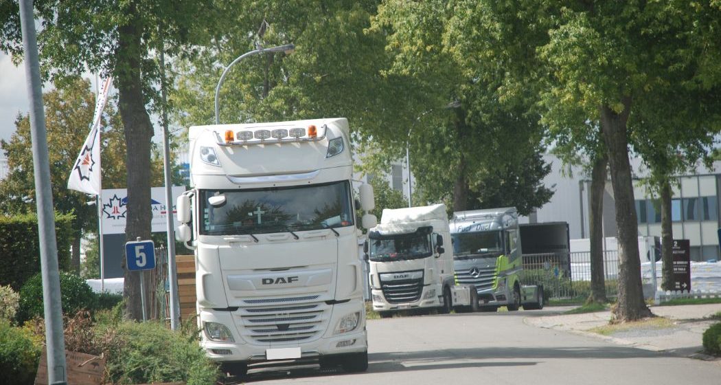 Geparkeerde vrachtwagens