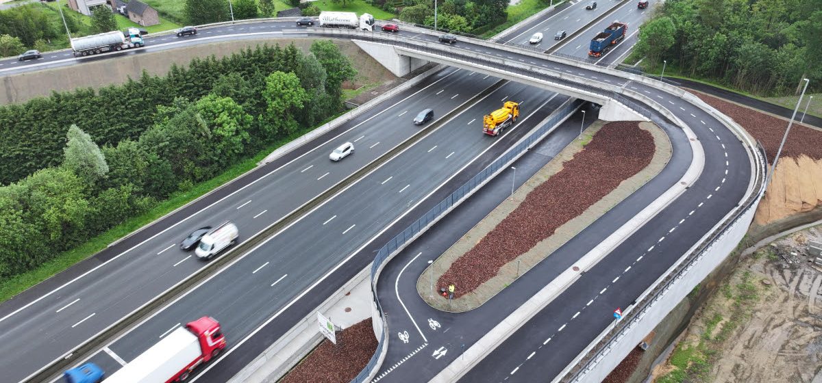 Luchtbeeld van de brug over de E40 in Drongen