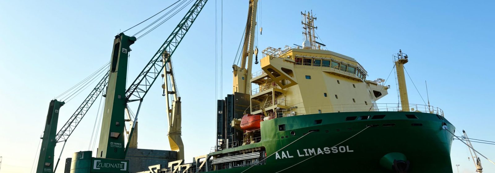 'AAL Limassol' ligt afgemeerd bij Zuidnatie Breakbulk Terminal.