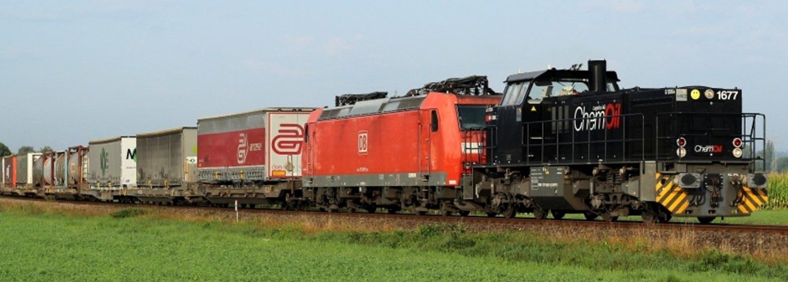 De Hupac-trein rijdt met dieseltractie door Frankrijk.