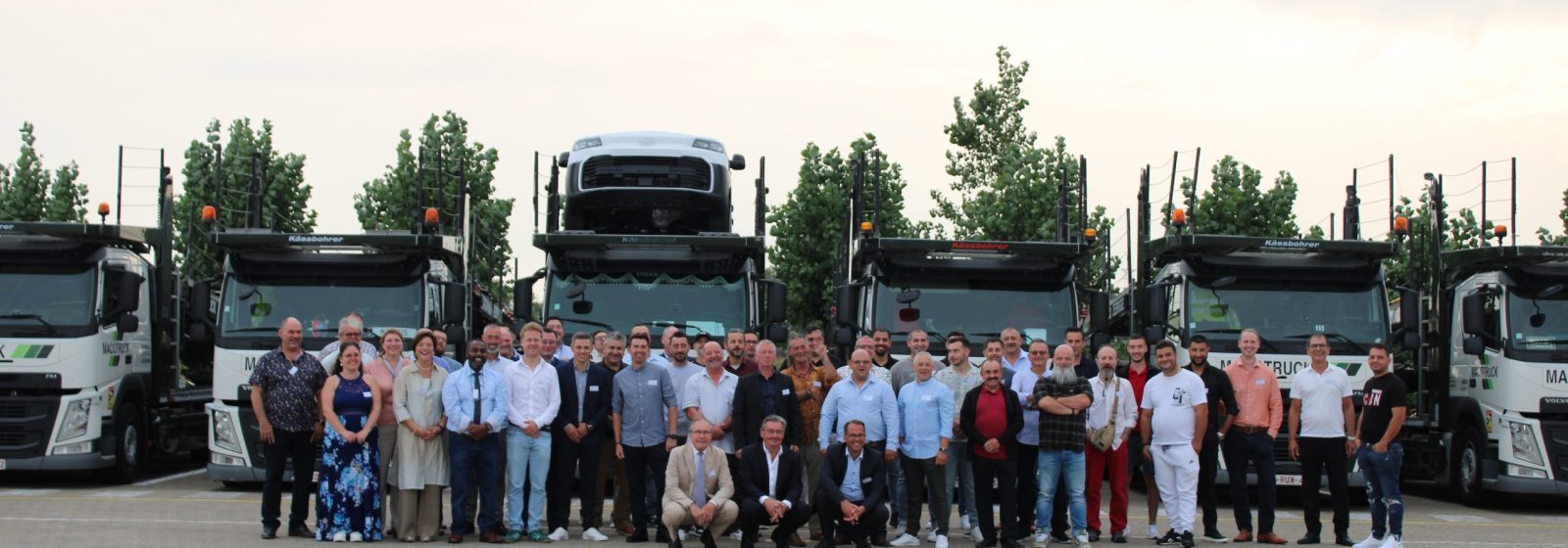 Het team van Macotruck met vooraan in midden Marc Costenoble en rechts ervan Gino Withofs