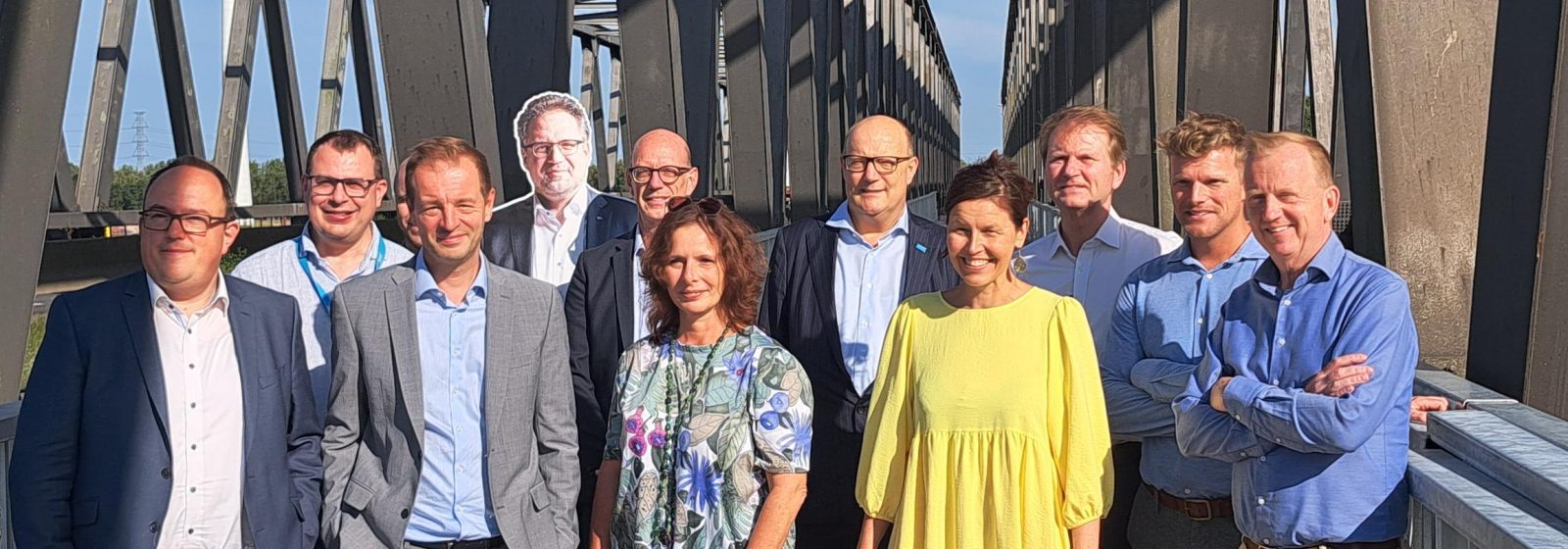 Vertegenwoordigers van de werkgroep 'Fietsbeleid Polder en Noorderkempen' op de Noordlandbrug