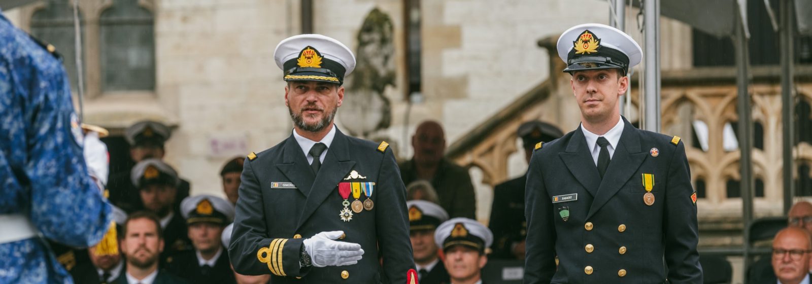 Mikey Sagaert (rechts) neemt het commando van patrouilleschip Castor over