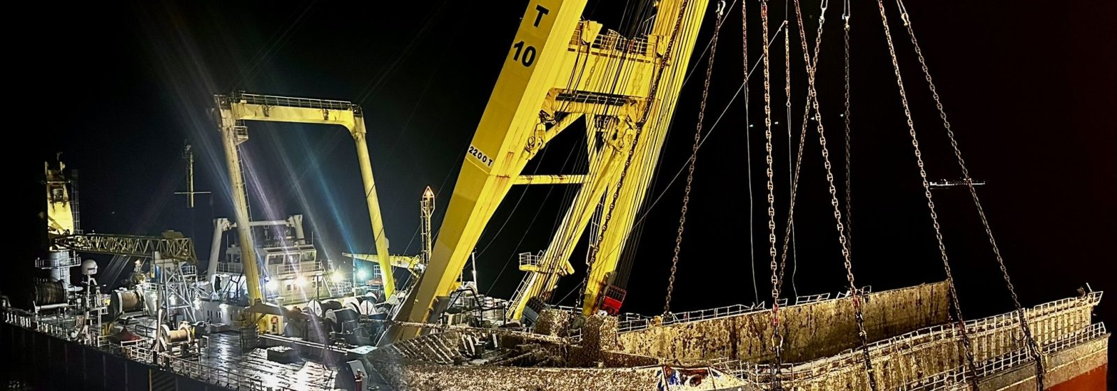 Hebo Lift 10 haalt het voorschip van de 'Verity' van de zeebodem.