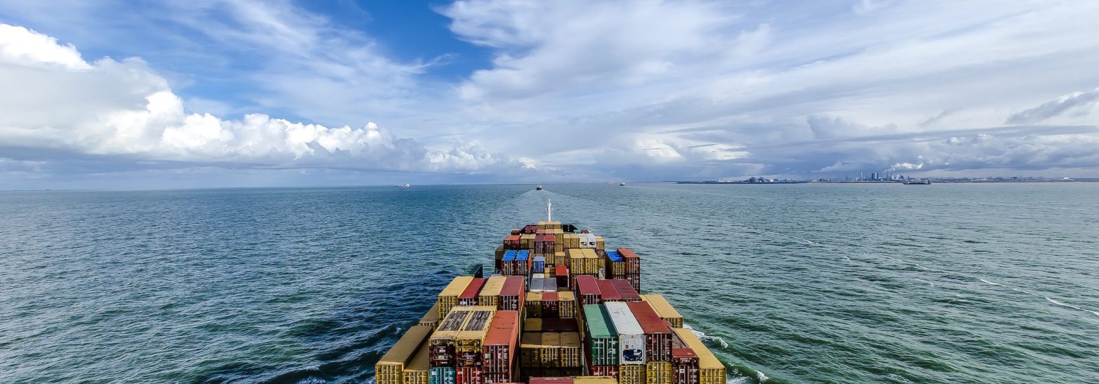 Containerschip nadert havenmond Rotterdam