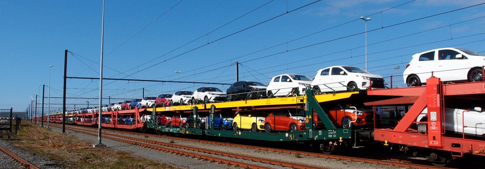 Autotrein op sporenbundel Pelikaan in achterhaven Zeebrugge