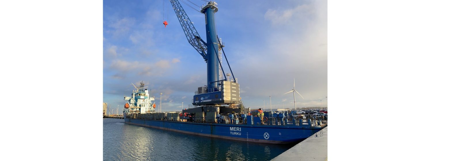 Aankomst Liebherr LHM550 havenkraan bij ICO Zeebrugge